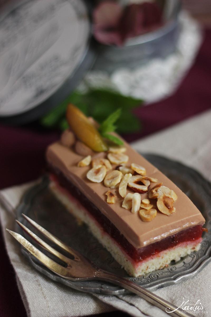 Rezeptbild: Pflaumenschnitten mit Haselnüssen & Milchschokoladensahne
