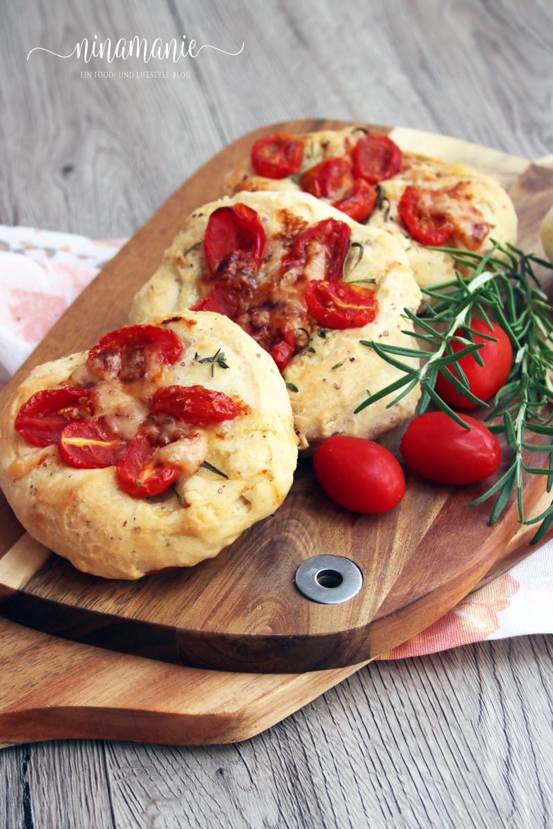 Rezeptbild: Mini-Focaccia mit Tomaten, Kräutern und Parmesan