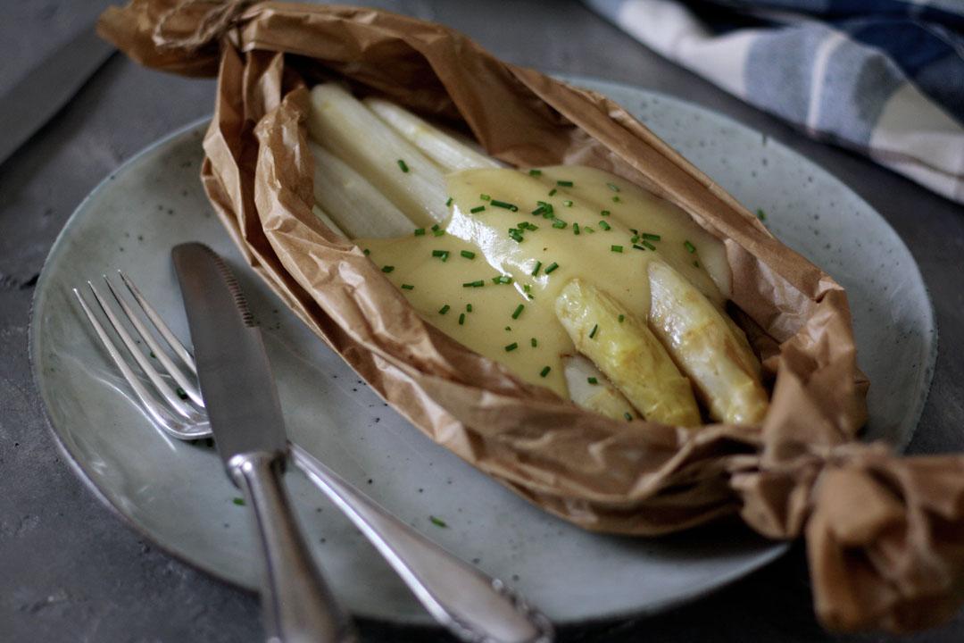Rezeptbild: Spargel aus dem Pergament mit schneller Schummel-Hollandaise