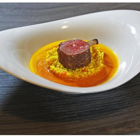Rezeptbild: Lammkarree, Bulgur und Möhrensud