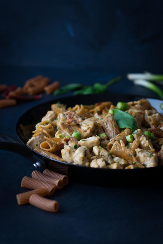 Rezeptbild: Sommerliche One Pot Pasta mit Hähnchen, Tomaten und Mozzarella