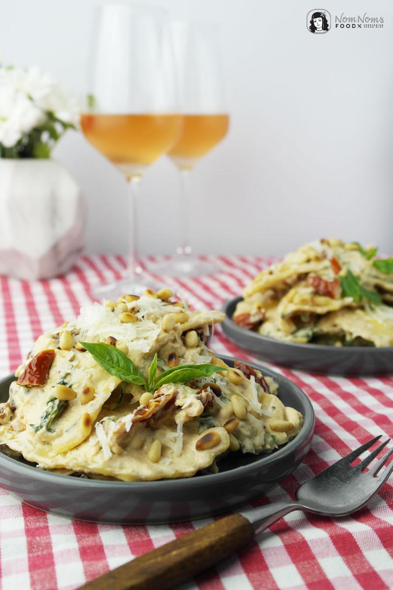 Rezeptbild: Mozzarella-Mezzelune Pasta mit getrockneten Tomaten in Ricotta-Basilikum-Soße