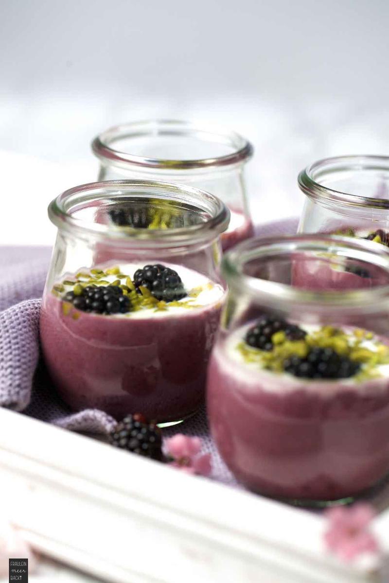 Rezeptbild: Brombeer-Joghurt mit gehackten Pistazien