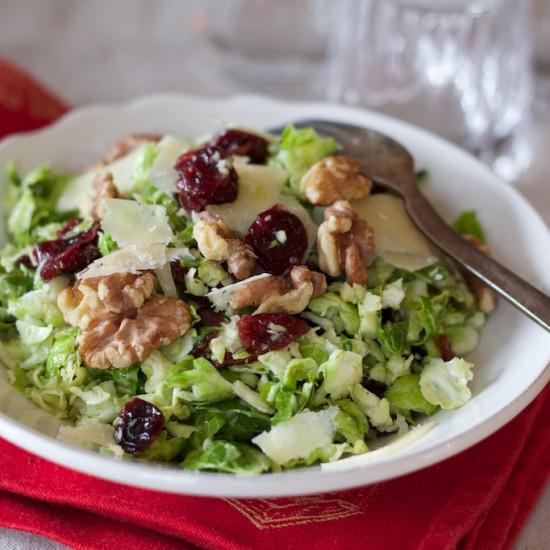Rezeptbild: Rosenkohl Salat mit Parmesan, Cranberries und Birne
