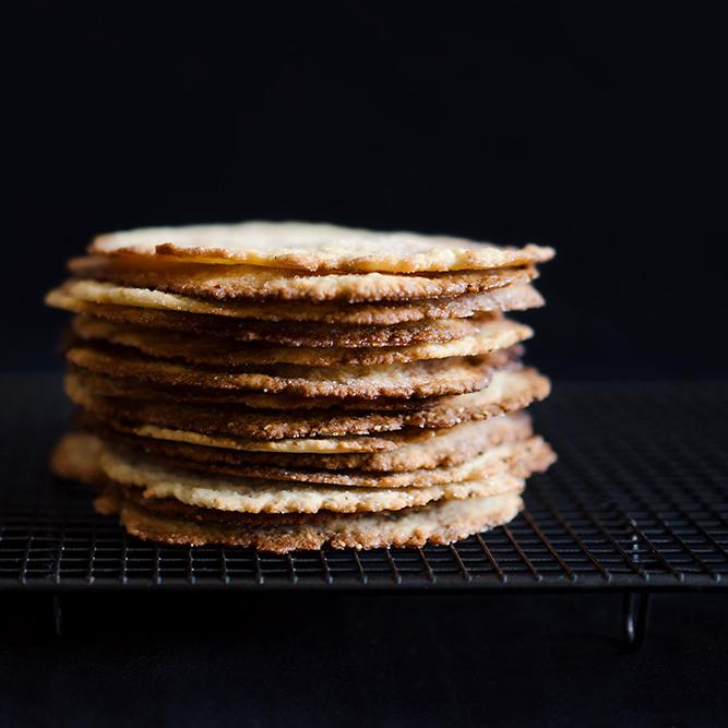 Rezeptbild: Tortas de aceite mit Anis & Sesam und Orange & rotem Pfeffer
