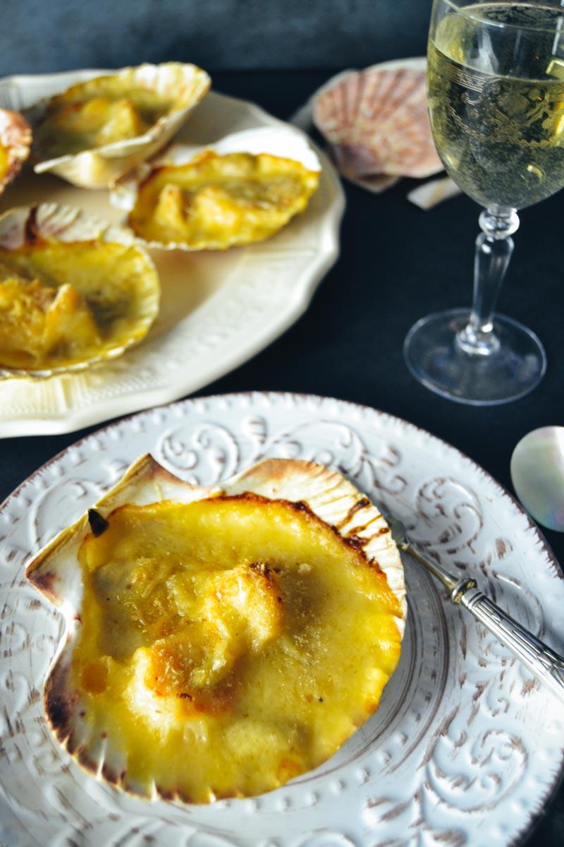 Rezeptbild: Gratinierte Jakobsmuscheln mit Weißweinsauce