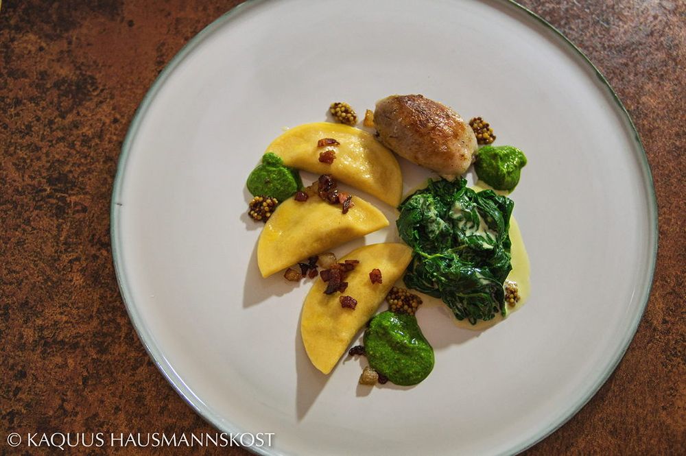 Rezeptbild: Eisbein mit Senf, Nudeln und Rahmspinat