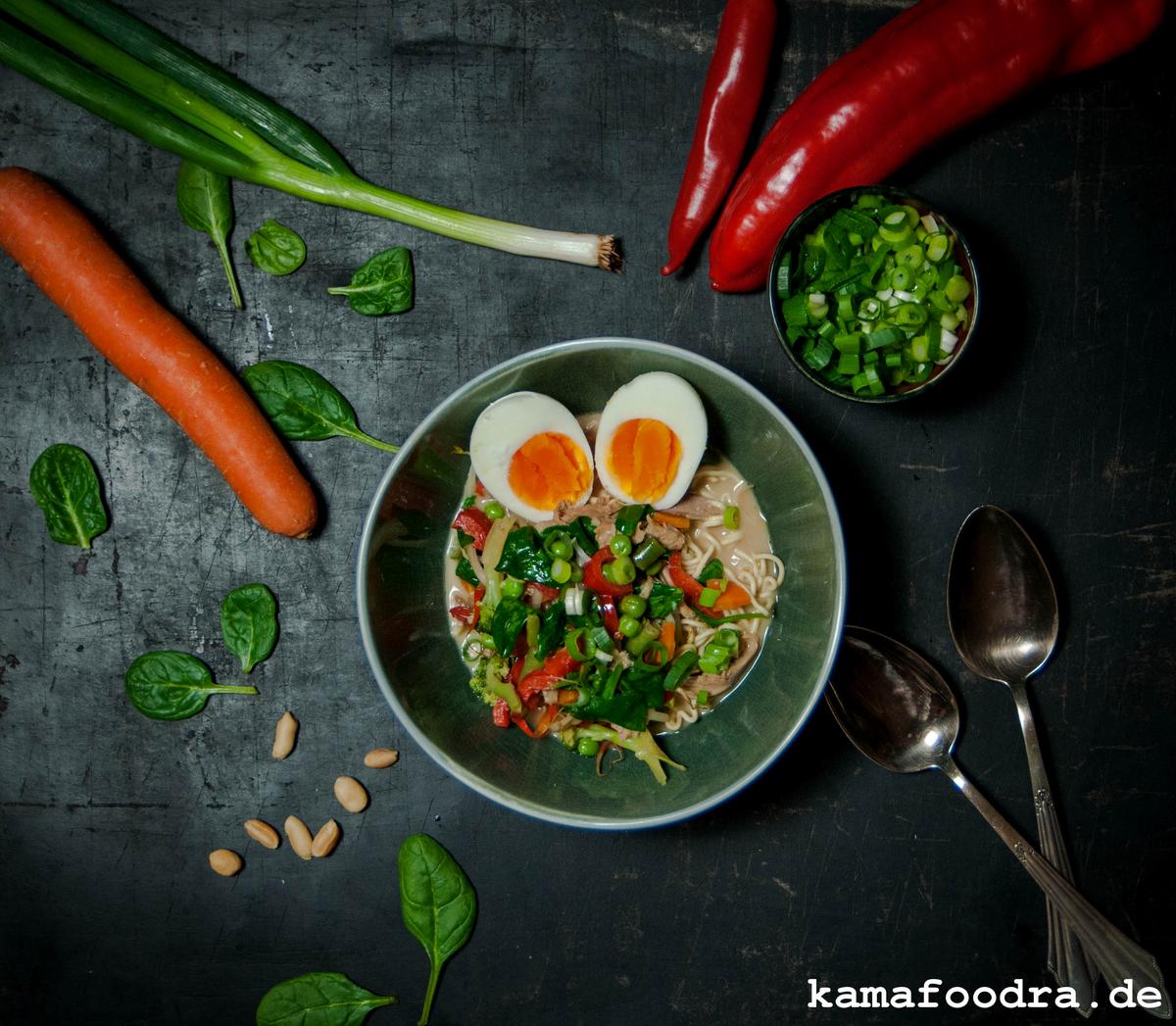 Rezeptbild: Erdnuss-Kokos-Nudelsuppe mit Huhn und Gemüse 