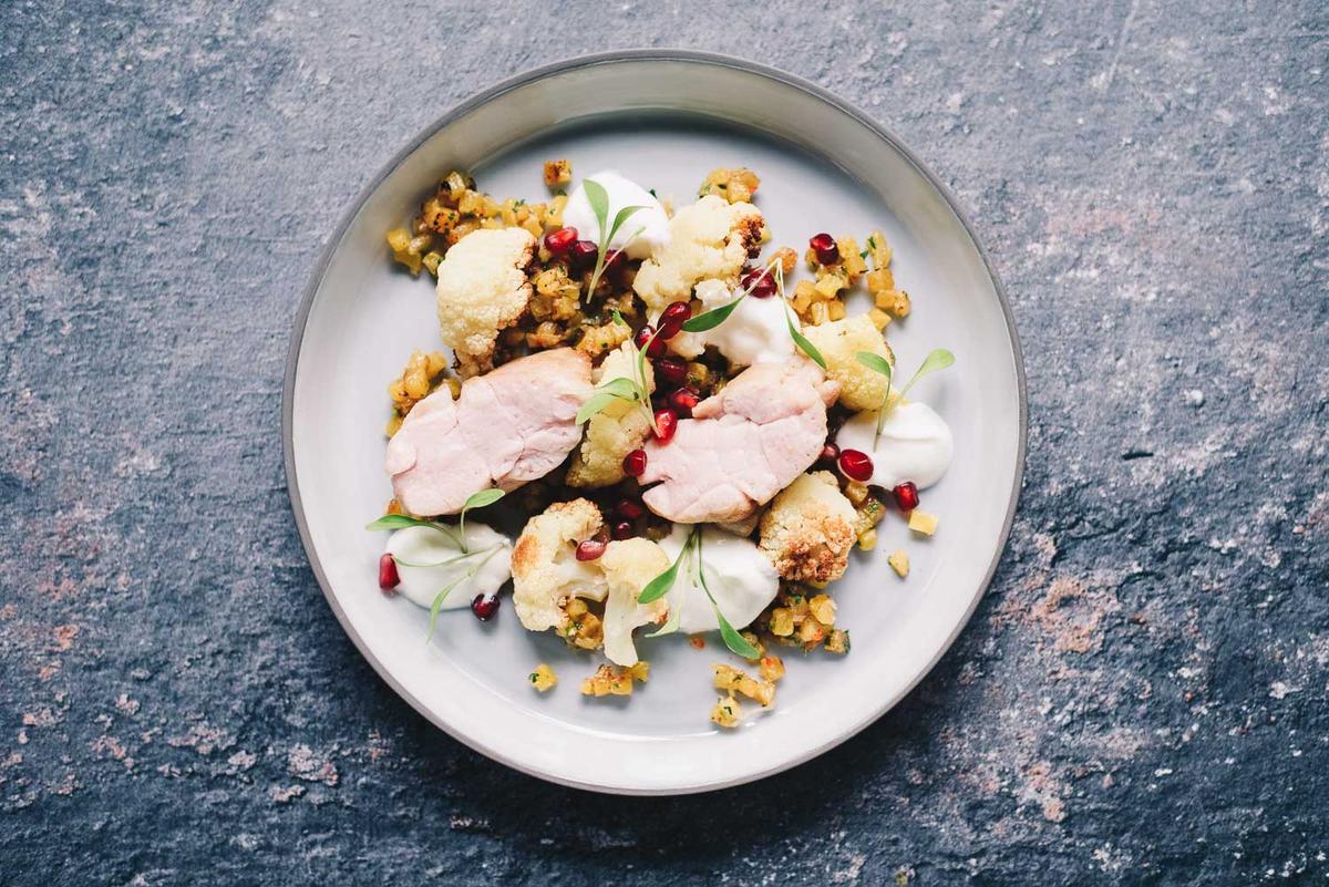 Rezeptbild: Kalbsbries mit Austern, geröstetem Blumenkohl und Ananassalsa