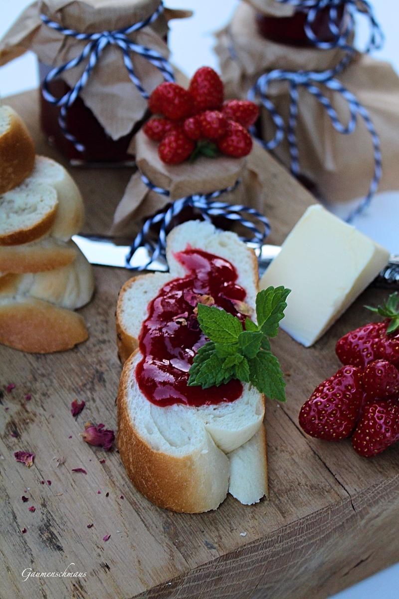 Rezeptbild: Rosenblüten-Erdbeermarmelade