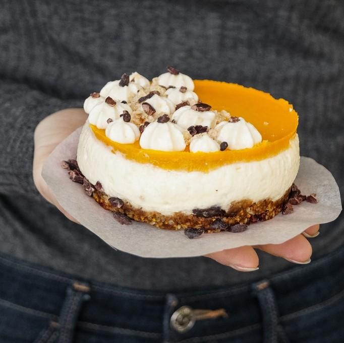 Rezeptbild: Cashew-Kokosnuss-Cheesecake mit einem Zitrusfrüchte-Topping