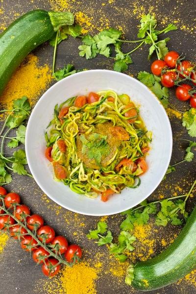 Rezeptbild: Low-Carb Zoodles mit Curry-Tomatensauce