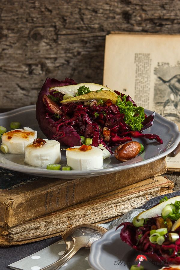 Rezeptbild: Knackiger Rotkohlsalat mit Birne an Holunder-Balsamicoessig und karamellisiertem Ziegenkäse