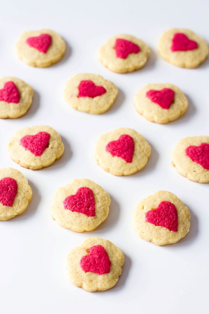 Rezeptbild: KEKSE MIT ROTEM HERZ