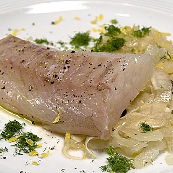 Rezeptbild: Eingesalzener und in Öl gegarter Skrei mit getrüffeltem Fenchel-Salat