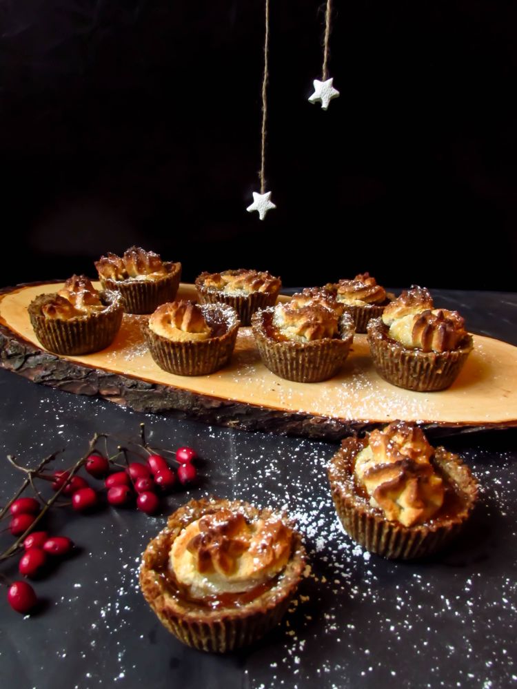 Rezeptbild: Weihnachtstörtchen mit Marzipan und Sanddorn (vegan und glutenfrei)