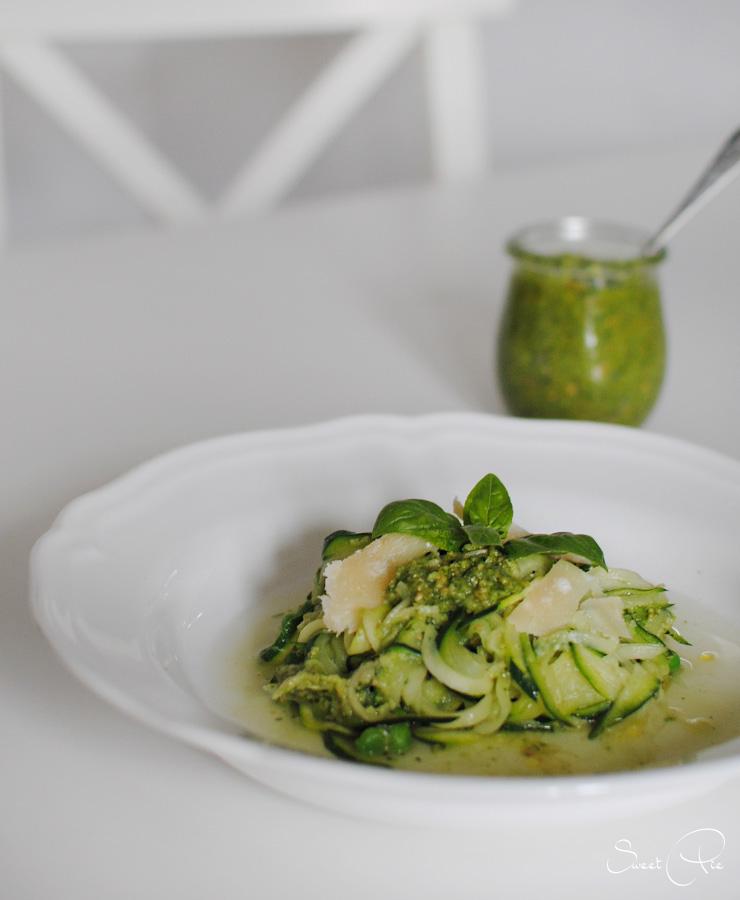 Rezeptbild: Zucchini Nudeln mit Basilikum Pesto 