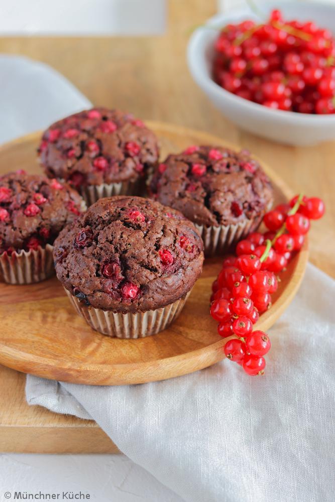 Rezeptbild: Schokoladen-Muffins mit Johannisbeeren