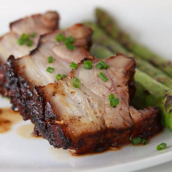 Rezeptbild: Glasierter Schweinebauch vom Grill