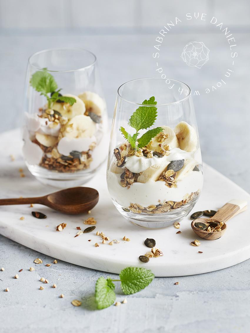 Rezeptbild: Bananen-Dessert mit Skyr und Kürbiskern Granola