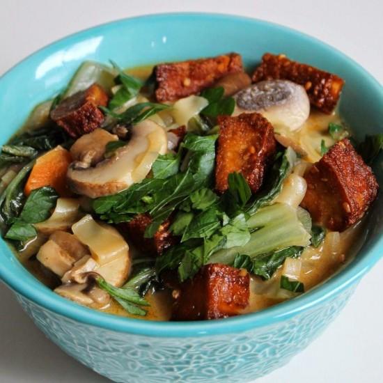 Rezeptbild: Tom Yum Suppe mit Nudeln und knusprigem Tofu