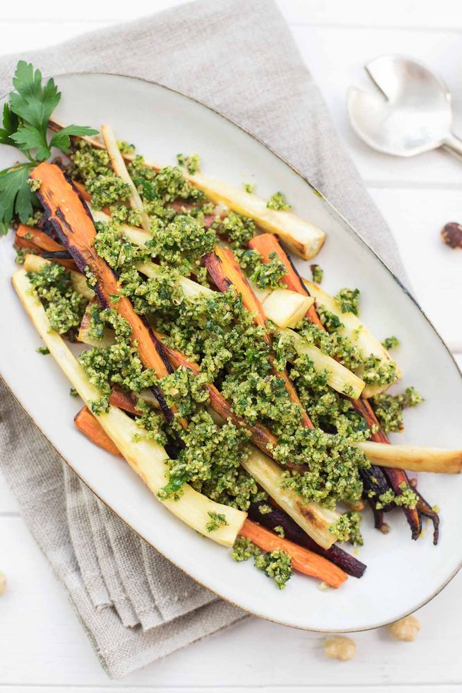 Rezeptbild: Geröstete Pastinaken und Karotten mit Haselnuss Gremolata