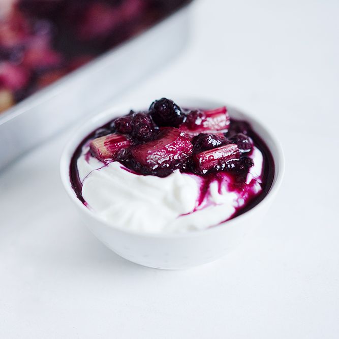 Rezeptbild: Rhabarber-Heidelbeer-Kompott aus dem Ofen mit Vanillequark