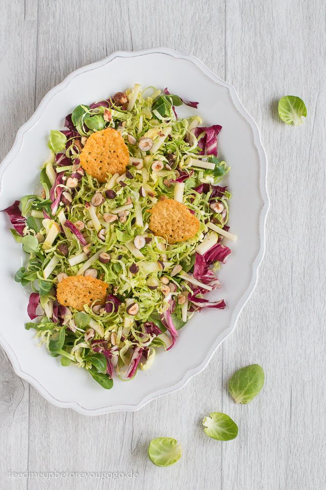 Rezeptbild: Winterlicher Salat mit rohem Rosenkohl, Apfel und Parmesanchips