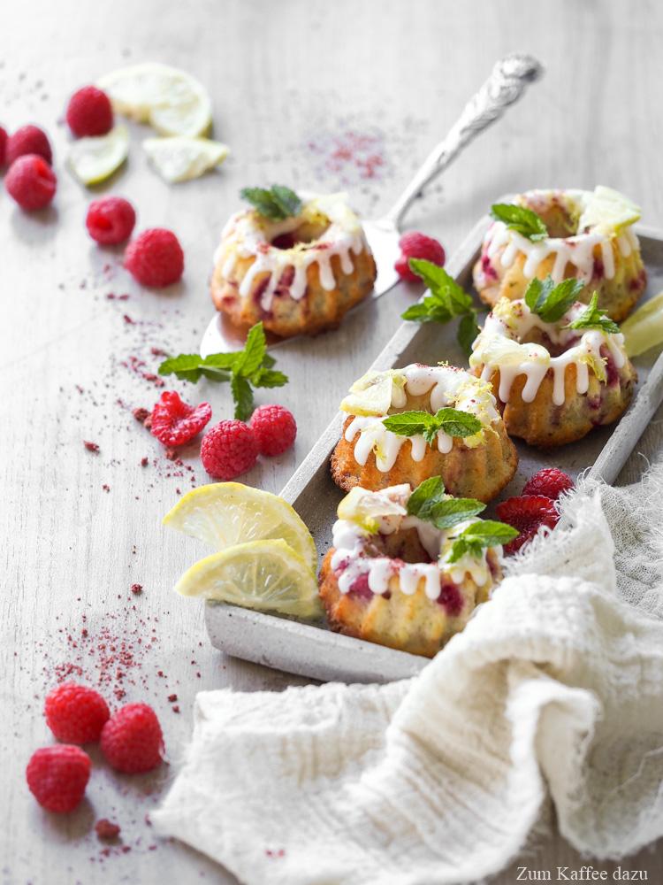 Rezeptbild: Sekt-Gugelhüpfchen mit Himbeeren, Zitrone und Minze
