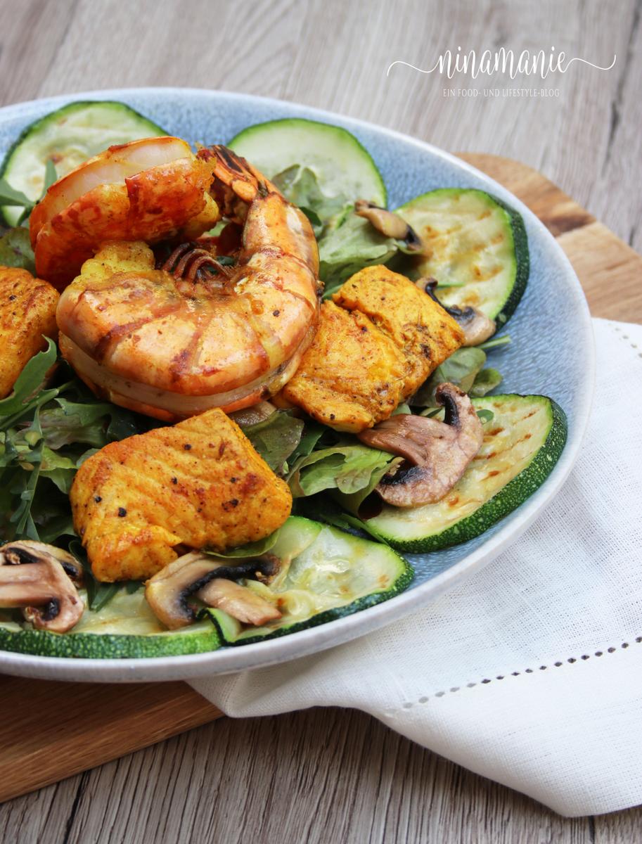 Rezeptbild: Leckerer Sommer-Salat mit Zucchini, Lachs und Riesengarnelen