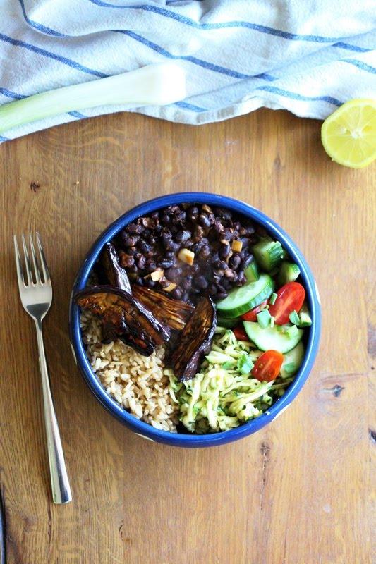 Rezeptbild: Buddha - Bowl mit glasierten Auberginen, schwarzen Bohnen und Gemüse