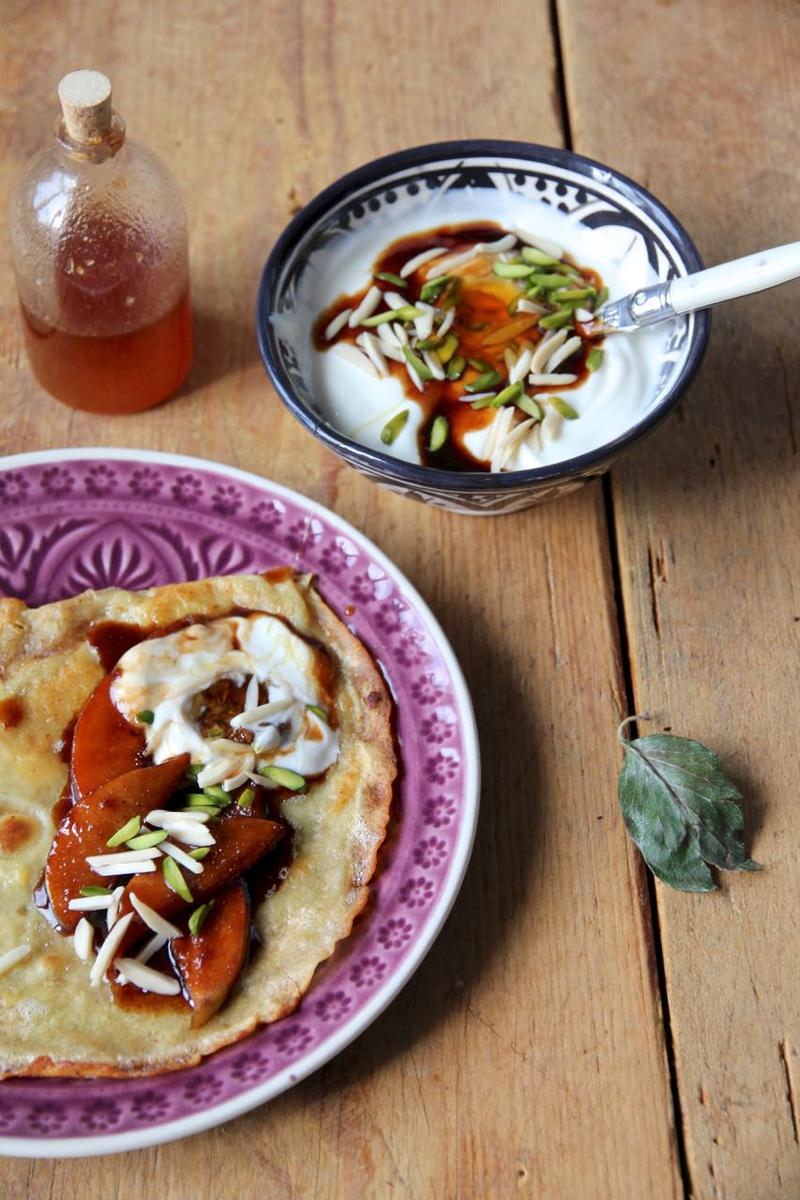 Rezeptbild: Crêpes mit karamlisierten Quitten und Gewürzjoghurt