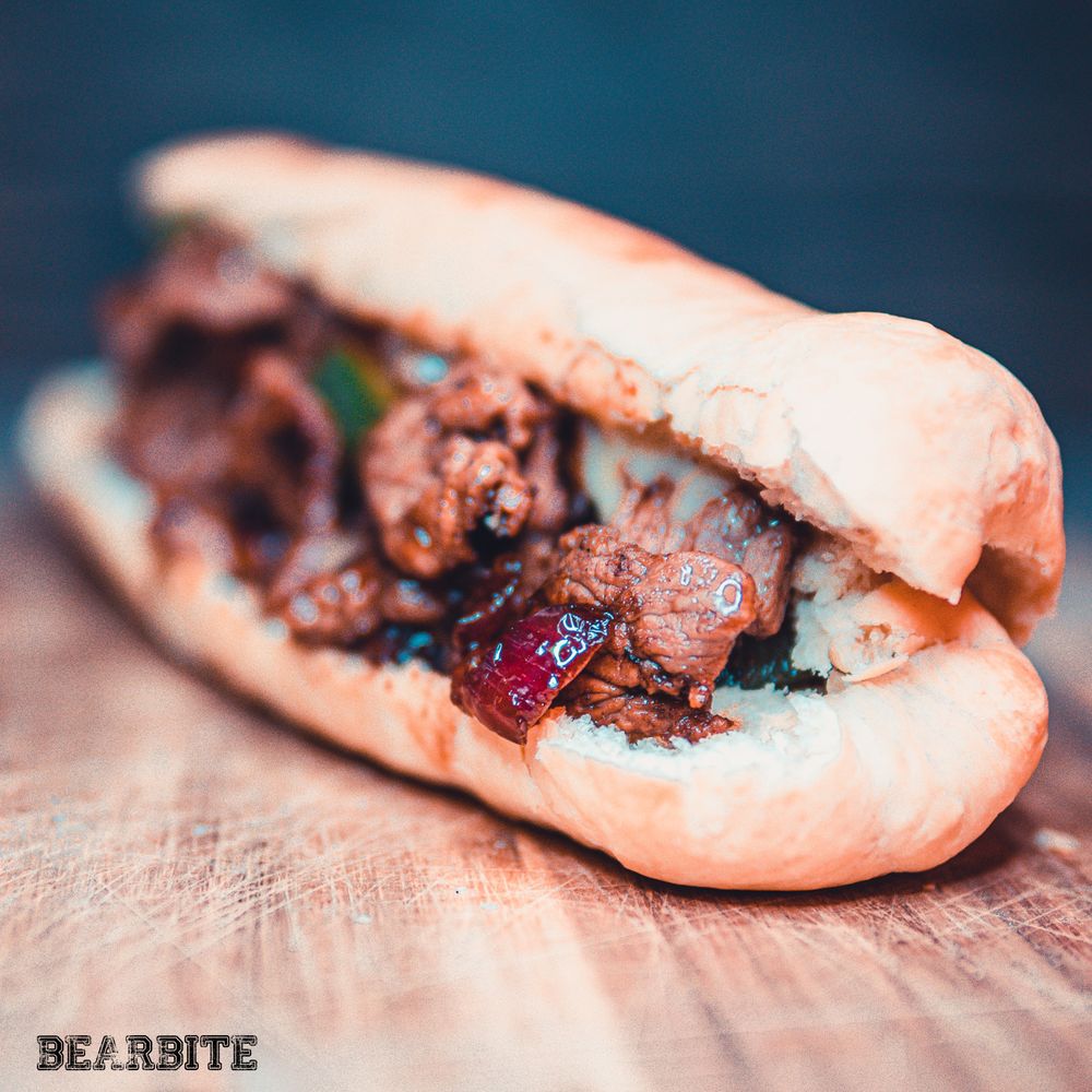 Rezeptbild: Philly Cheese Steak Deluxe mit karamellisierten Rotweinzwiebeln
