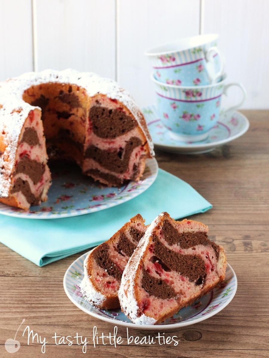 Rezeptbild: Gugelhupf mit roter Grütze 