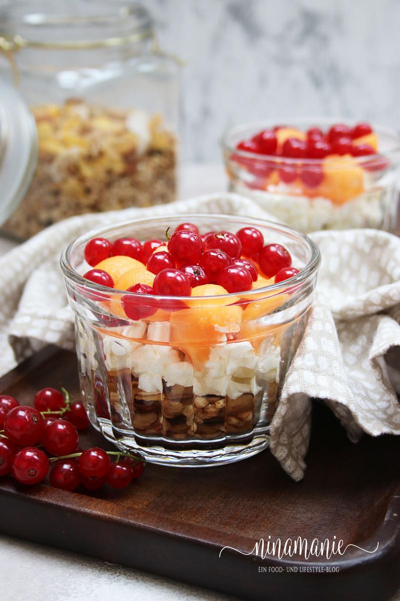 Rezeptbild: Schichtfrühstück im Glas, mit Granola, Hüttenkäse, Melonen und Johannisbeeren