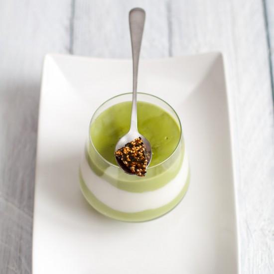 Rezeptbild: Matcha-Kokos-Pudding mit Sesam-Karamell