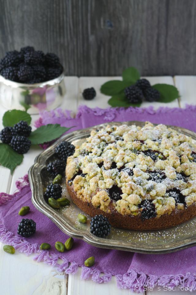 Rezeptbild: Brombeer-Streuselkuchen mit Pistazien