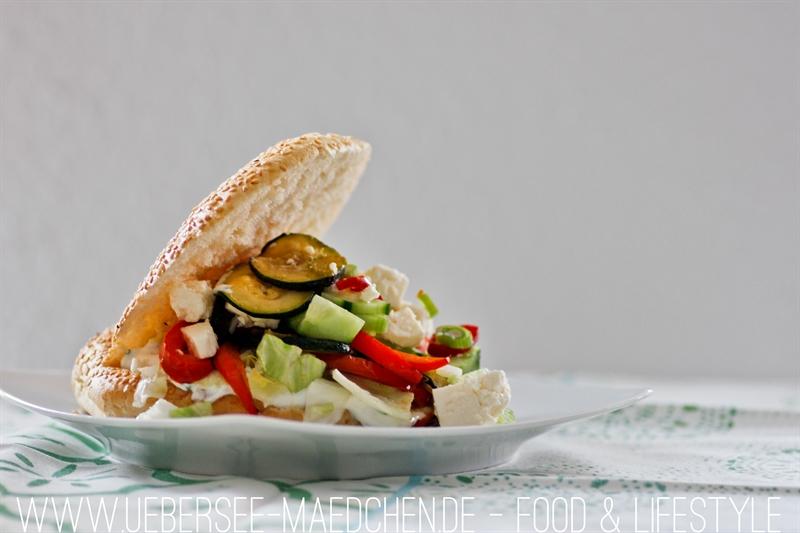 Rezeptbild: Fladenbrot mit Zucchini und Feta
