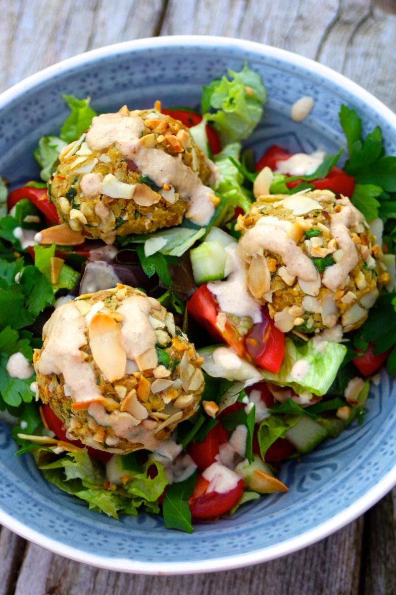 Rezeptbild: Knackige Mandelfalafel-Bowl mit Zitronen-Tahina-Dressing (vegan!)