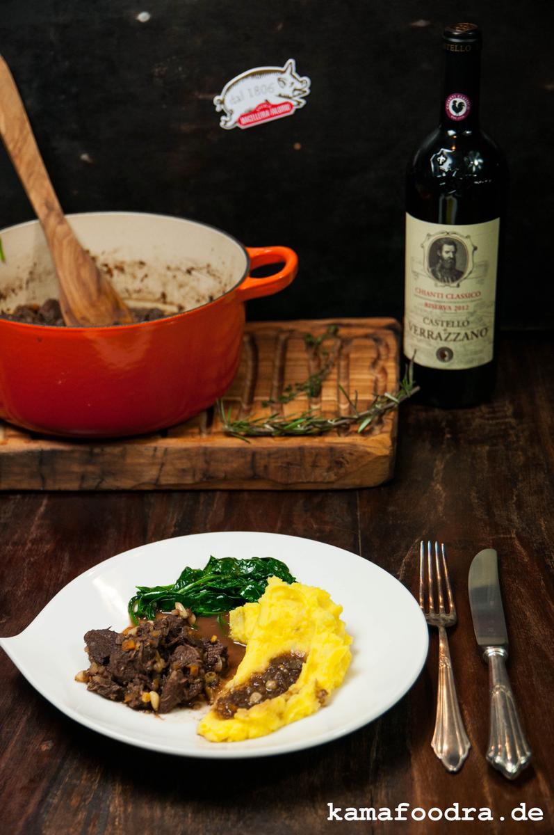 Rezeptbild: Toskanisches Wildschweinragu mit Schokolade, Safranpüree und Butterspinat 