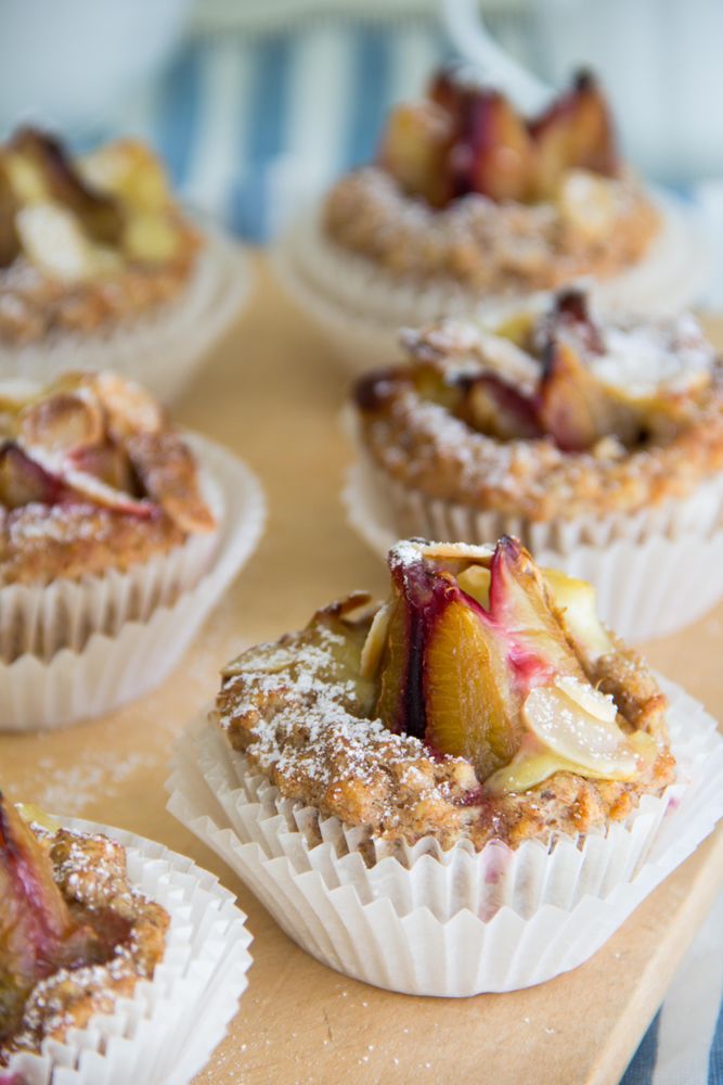 Rezeptbild: Haferflockenmuffins mit Zwetschge und Vanillepudding