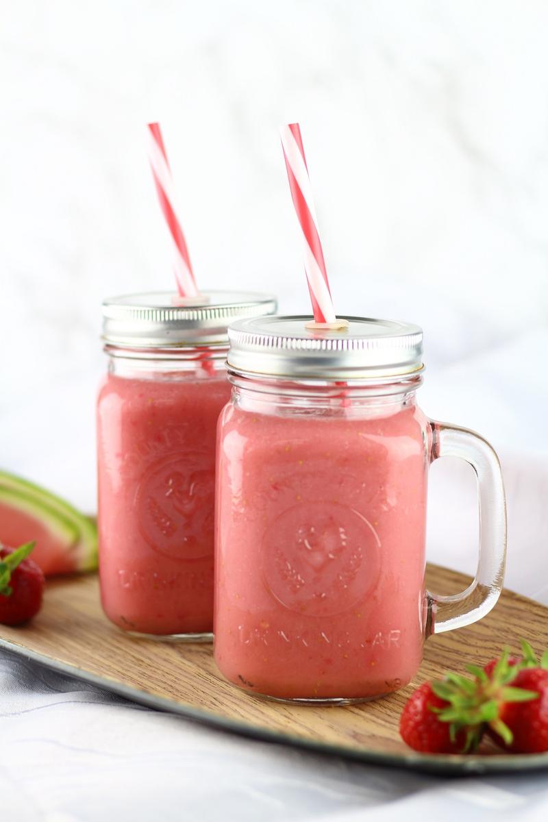 Rezeptbild: Cremiger Wassermelonen-Erdbeer-Smoothie mit Hafermilch