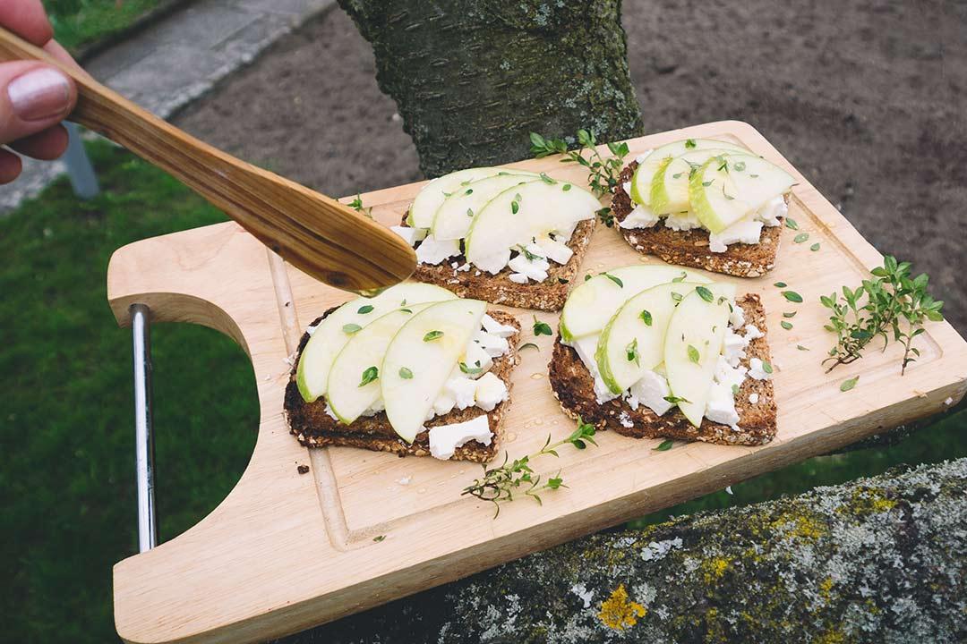 Rezeptbild: Das 5-Minuten-Frühstück: Apfel, Feta und Thymian auf Brot