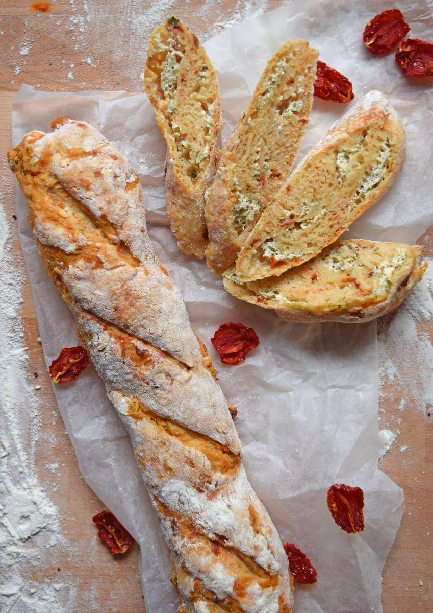 Rezeptbild: Herzhaftes Baguette mit Kräuterquarkfüllung