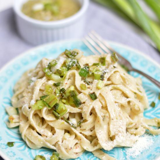 Rezeptbild: Selbstgemachte Tagliatelle mit Frühlingszwiebelpesto