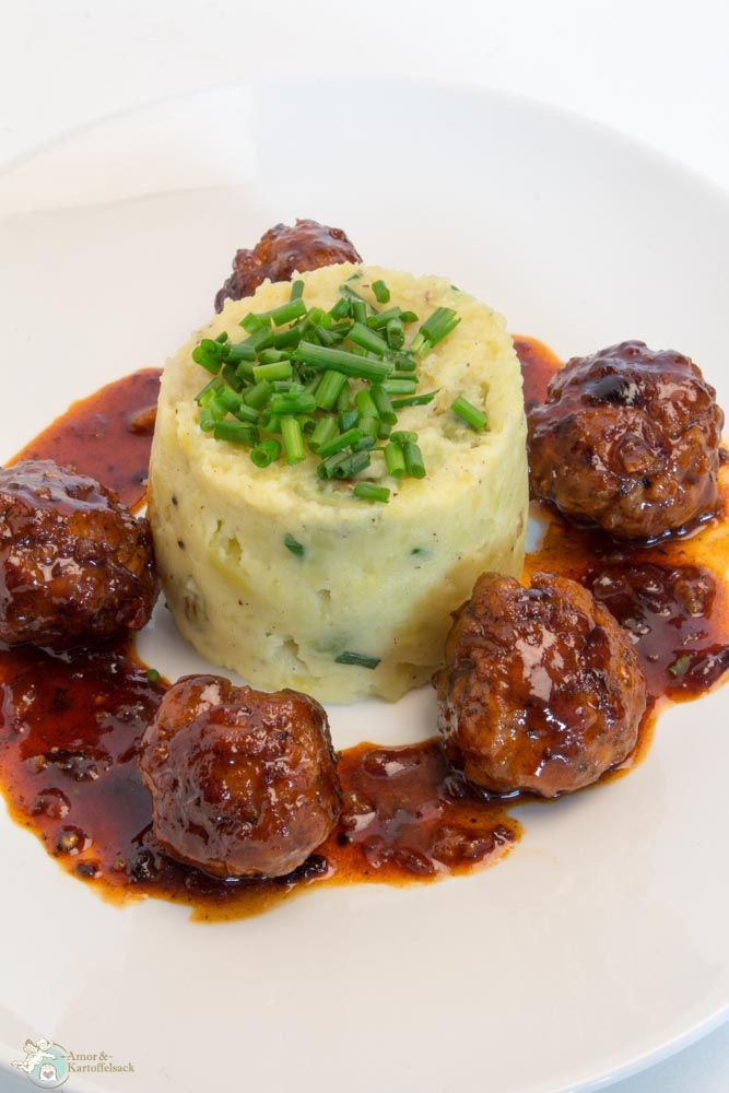 Rezeptbild: geräuchterte Whisky-Bratwurstknödel mit Frühlingspüree