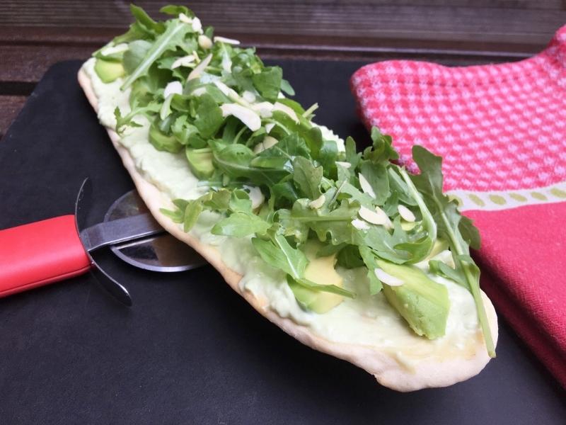 Rezeptbild: Avocado-Pizza mit Ricotta und Rucola