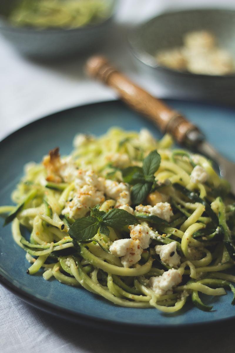 Rezeptbild: Zucchini-Spaghetti mit Cashew-Pesto und gebackenem Ricotta