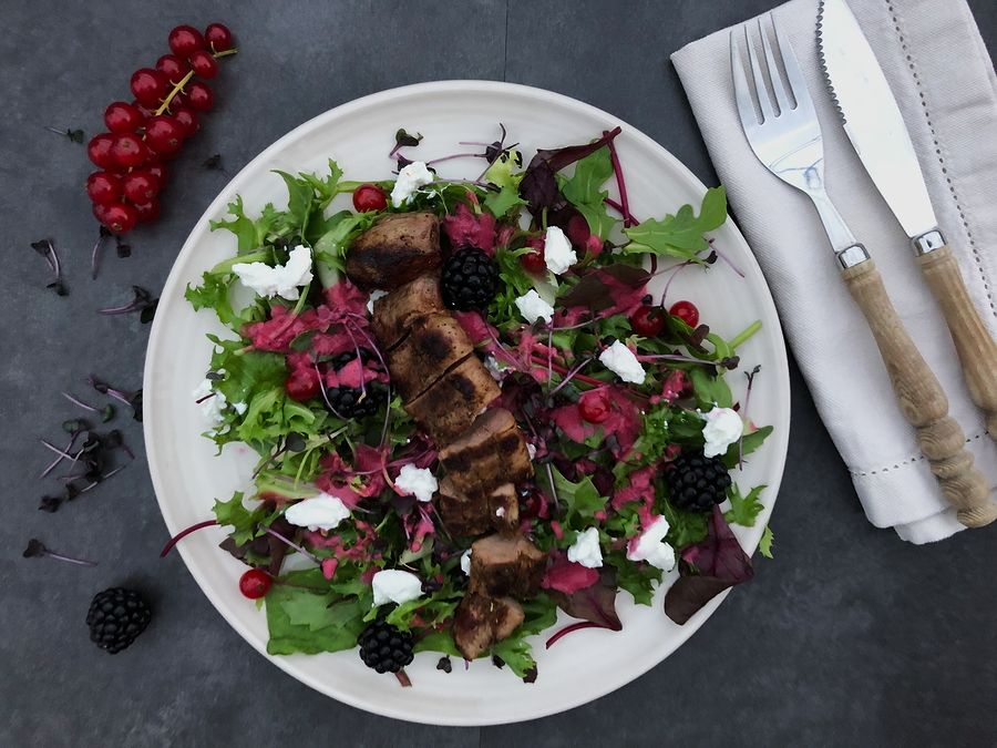 Rezeptbild: Rehfilet auf Blattsalat
