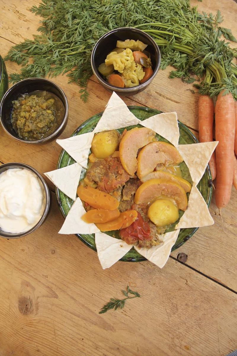 Rezeptbild: Tas Kabab - e Beh - Winterliches Roastbeef auf Wurzelgemüse und Quitten nach persischer Art
